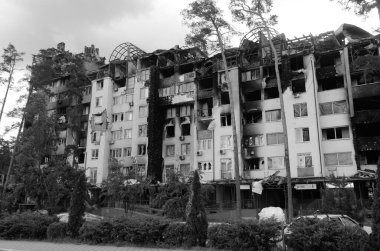 Ukrayna 'da savaş. Rus ordusunun saldırısından sonra Kyiv bölgesinde yıkım. Rus işgalinin Ukrayna 'daki sonuçları. Kyiv bölgesi, Ukrayna, Haziran 2022 Siyah beyaz fotoğraf