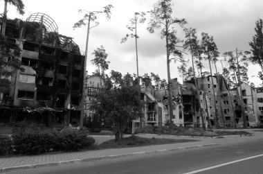 Ukrayna 'da savaş. Rus ordusunun saldırısından sonra Kyiv bölgesinde yıkım. Rus işgalinin Ukrayna 'daki sonuçları. Kyiv bölgesi, Ukrayna, Haziran 2022 Siyah beyaz fotoğraf
