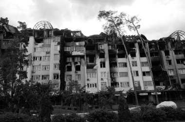 Ukrayna 'da savaş. Rus ordusunun saldırısından sonra Kyiv bölgesinde yıkım. Rus işgalinin Ukrayna 'daki sonuçları. Kyiv bölgesi, Ukrayna, Haziran 2022 Siyah beyaz fotoğraf