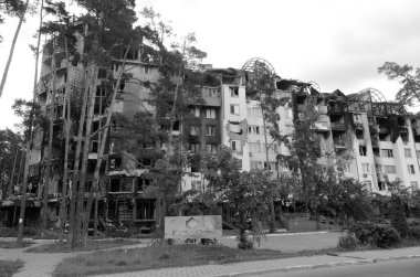 Ukrayna 'da savaş. Rus ordusunun saldırısından sonra Kyiv bölgesinde yıkım. Rus işgalinin Ukrayna 'daki sonuçları. Kyiv bölgesi, Ukrayna, Haziran 2022 Siyah beyaz fotoğraf