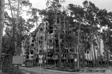 Ukrayna 'da savaş. Rus ordusunun saldırısından sonra Kyiv bölgesinde yıkım. Rus işgalinin Ukrayna 'daki sonuçları. Kyiv bölgesi, Ukrayna, Haziran 2022 Siyah beyaz fotoğraf