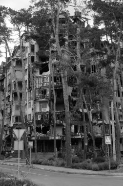 Ukrayna 'da savaş. Rus ordusunun saldırısından sonra Kyiv bölgesinde yıkım. Rus işgalinin Ukrayna 'daki sonuçları. Kyiv bölgesi, Ukrayna, Haziran 2022 Siyah beyaz fotoğraf