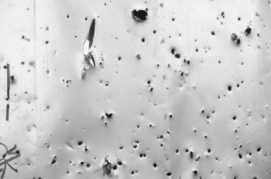 Ukrayna 'da savaş. Rus ordusunun saldırısından sonra Kyiv bölgesinde yıkım. Rus işgalinin Ukrayna 'daki sonuçları. Kyiv bölgesi, Ukrayna, Haziran 2022 Siyah beyaz fotoğraf