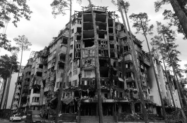 Ukrayna 'da savaş. Rus ordusunun saldırısından sonra Kyiv bölgesinde yıkım. Rus işgalinin Ukrayna 'daki sonuçları. Kyiv bölgesi, Ukrayna, Haziran 2022 Siyah beyaz fotoğraf