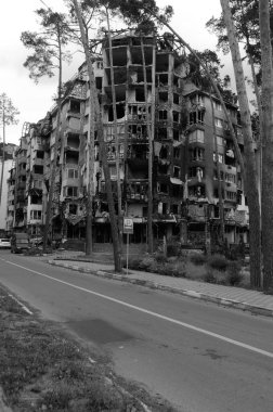Ukrayna 'da savaş. Rus ordusunun saldırısından sonra Kyiv bölgesinde yıkım. Rus işgalinin Ukrayna 'daki sonuçları. Kyiv bölgesi, Ukrayna, Haziran 2022 Siyah beyaz fotoğraf