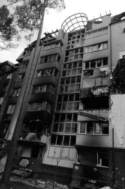 Ukrayna 'da savaş. Rus ordusunun saldırısından sonra Kyiv bölgesinde yıkım. Rus işgalinin Ukrayna 'daki sonuçları. Kyiv bölgesi, Ukrayna, Haziran 2022 Siyah beyaz fotoğraf
