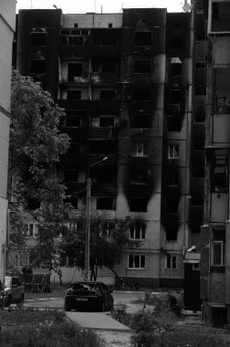 Ukrayna 'da savaş. Rus ordusunun saldırısından sonra Kyiv bölgesinde yıkım. Rus işgalinin Ukrayna 'daki sonuçları. Kyiv bölgesi, Ukrayna, Haziran 2022 Siyah beyaz fotoğraf