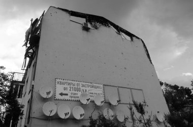 Ukrayna 'da savaş. Rus ordusunun saldırısından sonra Kyiv bölgesinde yıkım. Rus işgalinin Ukrayna 'daki sonuçları. Kyiv bölgesi, Ukrayna, Haziran 2022 Siyah beyaz fotoğraf