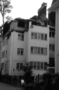 Ukrayna 'da savaş. Rus ordusunun saldırısından sonra Kyiv bölgesinde yıkım. Rus işgalinin Ukrayna 'daki sonuçları. Kyiv bölgesi, Ukrayna, Haziran 2022 Siyah beyaz fotoğraf