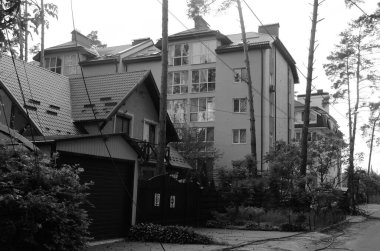 Ukrayna 'da savaş. Rus ordusunun saldırısından sonra Kyiv bölgesinde yıkım. Rus işgalinin Ukrayna 'daki sonuçları. Kyiv bölgesi, Ukrayna, Haziran 2022 Siyah beyaz fotoğraf