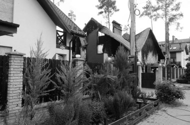 Ukrayna 'da savaş. Rus ordusunun saldırısından sonra Kyiv bölgesinde yıkım. Rus işgalinin Ukrayna 'daki sonuçları. Kyiv bölgesi, Ukrayna, Haziran 2022 Siyah beyaz fotoğraf