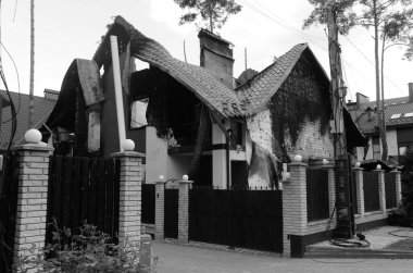 Ukrayna 'da savaş. Rus ordusunun saldırısından sonra Kyiv bölgesinde yıkım. Rus işgalinin Ukrayna 'daki sonuçları. Kyiv bölgesi, Ukrayna, Haziran 2022 Siyah beyaz fotoğraf