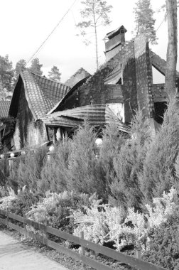 Ukrayna 'da savaş. Rus ordusunun saldırısından sonra Kyiv bölgesinde yıkım. Rus işgalinin Ukrayna 'daki sonuçları. Kyiv bölgesi, Ukrayna, Haziran 2022 Siyah beyaz fotoğraf