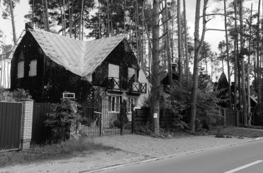 Ukrayna 'da savaş. Rus ordusunun saldırısından sonra Kyiv bölgesinde yıkım. Rus işgalinin Ukrayna 'daki sonuçları. Kyiv bölgesi, Ukrayna, Haziran 2022 Siyah beyaz fotoğraf