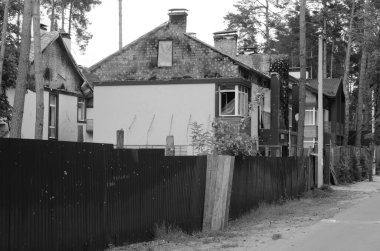 Ukrayna 'da savaş. Rus ordusunun saldırısından sonra Kyiv bölgesinde yıkım. Rus işgalinin Ukrayna 'daki sonuçları. Kyiv bölgesi, Ukrayna, Haziran 2022 Siyah beyaz fotoğraf