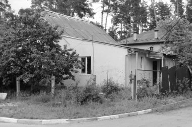 Ukrayna 'da savaş. Rus ordusunun saldırısından sonra Kyiv bölgesinde yıkım. Rus işgalinin Ukrayna 'daki sonuçları. Kyiv bölgesi, Ukrayna, Haziran 2022 Siyah beyaz fotoğraf