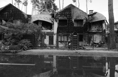 Ukrayna 'da savaş. Rus ordusunun saldırısından sonra Kyiv bölgesinde yıkım. Rus işgalinin Ukrayna 'daki sonuçları. Kyiv bölgesi, Ukrayna, Haziran 2022 Siyah beyaz fotoğraf