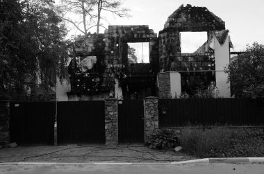 Ukrayna 'da savaş. Rus ordusunun saldırısından sonra Kyiv bölgesinde yıkım. Rus işgalinin Ukrayna 'daki sonuçları. Kyiv bölgesi, Ukrayna, Haziran 2022 Siyah beyaz fotoğraf