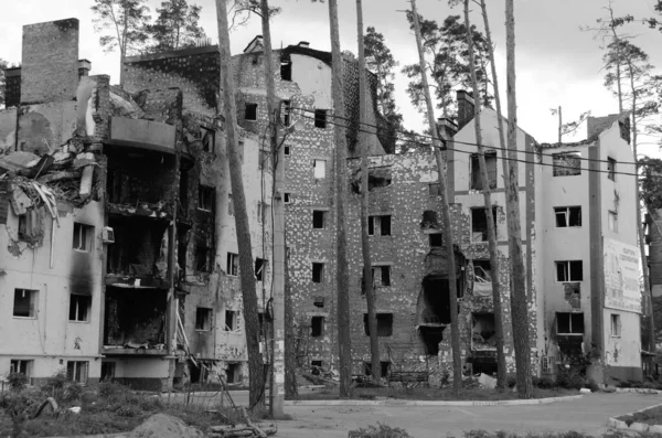 乌克兰战争 在俄罗斯军队袭击后 基辅地区遭到破坏 俄罗斯入侵乌克兰的后果 2022年6月乌克兰基辅地区黑白照片 — 图库照片
