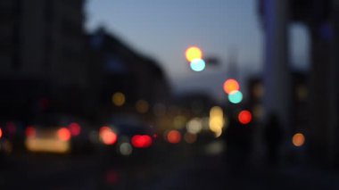 Gece şehirdeki trafik ışıklarının görüntüleri.  