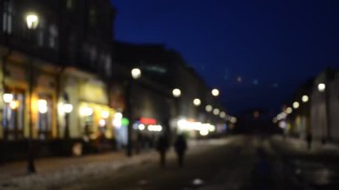 Gece şehirdeki trafik ışıklarının görüntüleri.  