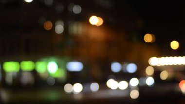 Gece şehirdeki trafik ışıklarının görüntüleri.  