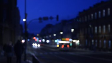 Gece şehirdeki trafik ışıklarının görüntüleri.  