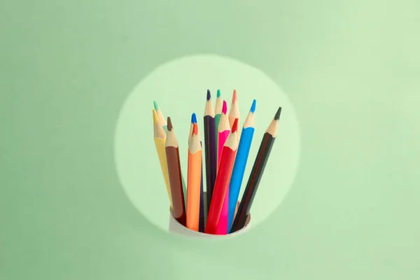 Ensemble Crayons Couleur Jaillissent Cercle Rose Sur Fond Vert — Photo