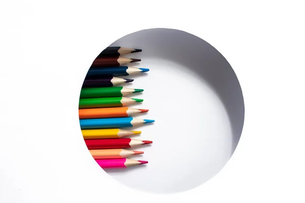 Bir Dizi Renkli Kalem Beyaz Arka Planda Bir Çemberin Dışına — Stok fotoğraf