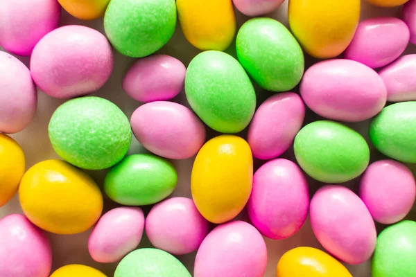 Farbige Dragees Und Schokoladeneier Ostersüßigkeiten Nahaufnahme Hintergrund — Stockfoto