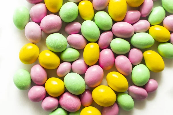 Farbige Dragees Und Schokoladeneier Ostersüßigkeiten Nahaufnahme Hintergrund — Stockfoto
