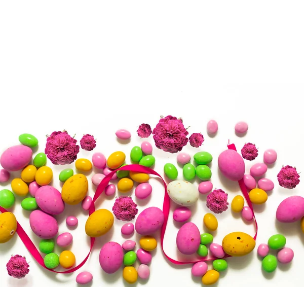 Farbige Dragees Und Schokoladeneier Mit Rosen Ostersüßigkeiten Nahaufnahme Hintergrund — Stockfoto