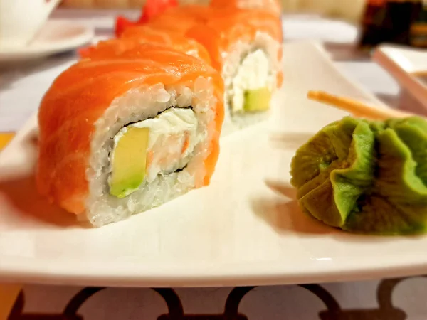 Sushi Met Zalm Wasabi Een Wit Bord Japans Chinees Eten — Stockfoto