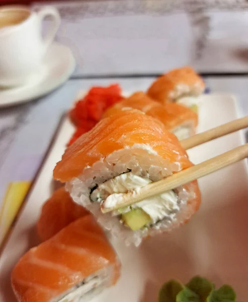 Somonlu suşi ve beyaz tabakta wasabi. Japon ve Çin yemekleri.