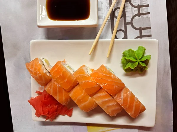 Somonlu Suşi Beyaz Tabakta Wasabi Japon Çin Yemekleri — Stok fotoğraf