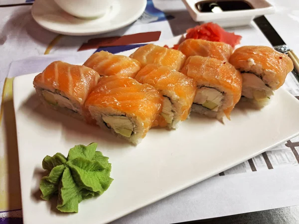 Sushi Com Salmão Wasabi Prato Branco Comida Japonesa Chinesa — Fotografia de Stock