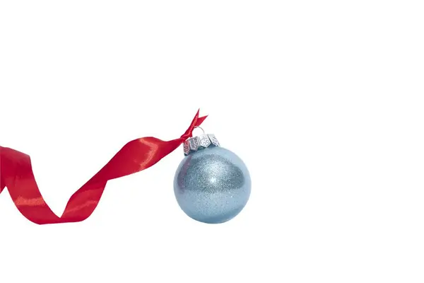 Beyaz arka planda kırmızı şeritli mavi noel ağacı topuna yaklaş. Yeni yıl konsepti