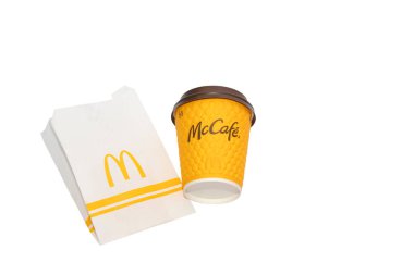 Vinnitsya, Ukrayna - 19 Ağustos 2024: Bir fincan McDonalds kahvesi ve kağıt poşet beyaz arka planda izole edilmiş geri dönüşümlü bir madde