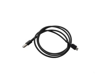Siyah USB ve C tipi kablo, izolasyonda beyaz zemin üzerinde
