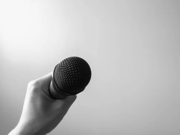 Szczelny Mikrofon Lewej Ręce Wokalisty Koncercie Przestrzenią Kopiowania Koncepcja Śpiewu — Zdjęcie stockowe