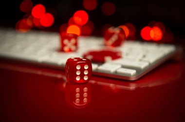 Poker fişleri klavyede yatıyor. Poker çevrimiçi. Çevrimiçi kumar. İnternetteki kumarhane. İnternet.