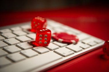 Poker fişleri klavyede yatıyor. Poker çevrimiçi. Çevrimiçi kumar. İnternetteki kumarhane. İnternet.