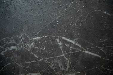 Karanlık bir duvarda bir damla su. Doku. Duvarın içi. Koyu fayanslar. Damlalar.