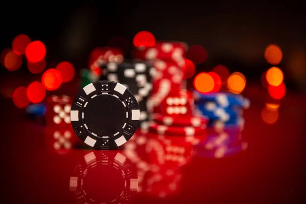 Карточные Фишки Лежат Красном Столе Чипсы Казино Покер — стоковое фото