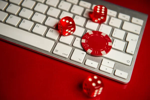 Фишки Покера Лежат Клавиатуре Покер Онлайн Интернет Азартные Игры Онлайн — стоковое фото