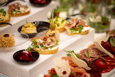 Açık büfe. Yiyecekler. Yemeklerin halka açık bir alanda servis edildiği bir catering sistemi. Yemek servisi..