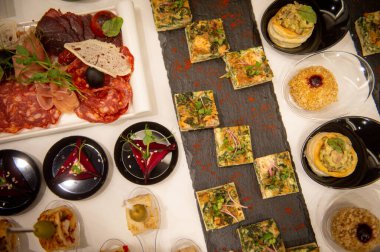 Açık büfe. Yiyecekler. Yemeklerin halka açık bir alanda servis edildiği bir catering sistemi. Yemek servisi..