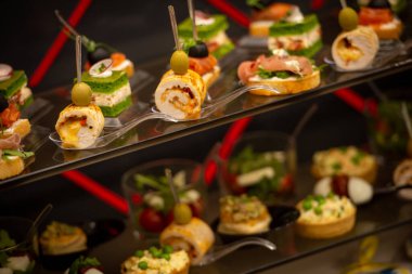 Açık büfe. Yiyecekler. Yemeklerin halka açık bir alanda servis edildiği bir catering sistemi. Yemek servisi..