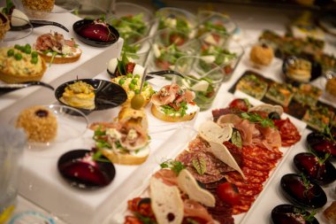 Açık büfe. Yiyecekler. Yemeklerin halka açık bir alanda servis edildiği bir catering sistemi. Yemek servisi..