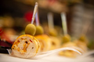 Açık büfe. Yiyecekler. Yemeklerin halka açık bir alanda servis edildiği bir catering sistemi. Yemek servisi..